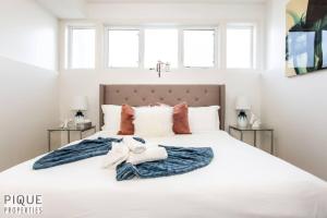 Lova arba lovos apgyvendinimo įstaigoje Spacious Modern Suite - King Bed - Central - WiFi!