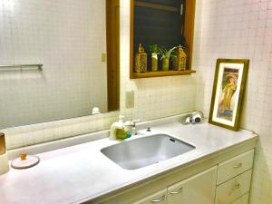 W łazience znajduje się umywalka i lustro. w obiekcie 8-17 Nomura Motomachi - House / Vacation STAY 1893 w mieście Hirakata