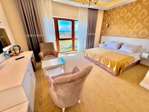 um quarto de hotel com uma cama e uma cadeira em Green Roof Boutique Hotel & Spa em Terkos