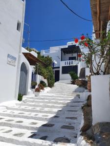 una calle en un pueblo con edificios blancos en Eleanna's Mykonos, en Mykonos ciudad