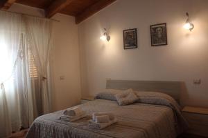 a bedroom with a bed with two towels on it at Bed & Breakfast Il Sentiero in Agerola