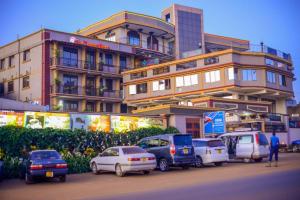 恩德培Keba Xpress Hotel - Entebbe的一群汽车停在一栋建筑物前