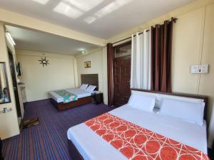 Habitación de hotel con 2 camas y ventana en Smart Hill - Live The Nature en Dalhousie