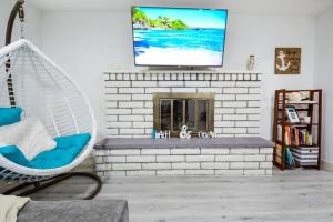 ein Wohnzimmer mit einem Kamin und einem TV darüber. in der Unterkunft Large Monterey Bay house with free aquarium tix in Seaside