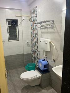 SURYAPRABHA HOLIDAY HOMES tesisinde bir banyo