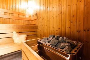 una estufa en una sauna con rocas en ella en Villa Lilith Smart, en Fertőrákos