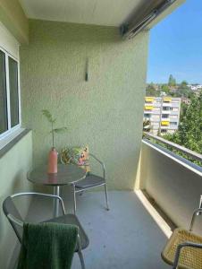 a balcony with a table and chairs and a window at Gesamte Wohnung in Zurich in Kloten