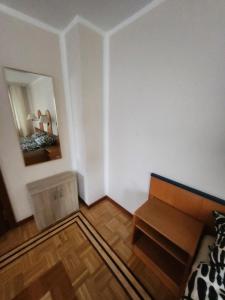 a small room with a bench and a mirror at Pension Doppelzimmer mit Balkon 24 