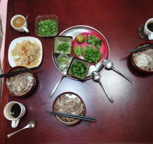 uma mesa coberta com pratos de comida com pauzinhos e tigelas em 8-17 Nomura Motomachi - House / Vacation STAY 1894 em Hirakata