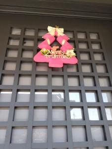 um sinal no tecto de um edifício em 8-17 Nomura Motomachi - House / Vacation STAY 1894 em Hirakata