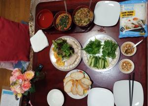 uma mesa com pratos de comida em 8-17 Nomura Motomachi - House / Vacation STAY 1894 em Hirakata