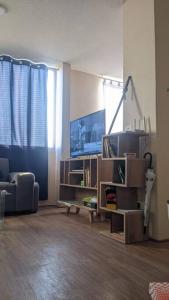 sala de estar con TV y sofá en Apartamento en Piura - Perú en Piura