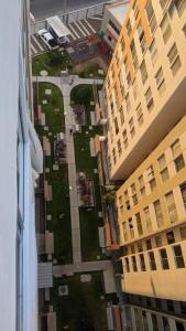una vista aérea de un patio entre dos edificios altos en Apartamento en Piura - Perú en Piura