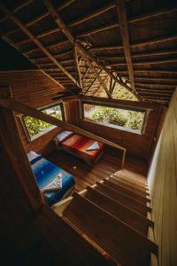 einen Blick über ein Zimmer mit Treppen und einem Bett in der Unterkunft ZÂRIA in El Valle