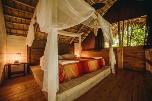 um quarto com uma cama e uma rede mosquiteira em ZÂRIA em El Valle