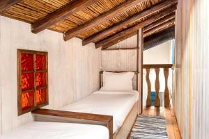 two bunk beds in a room with a window at Algarve Quinta Estacao Alcantarilha Casa 1 e 2 in Alcantarilha