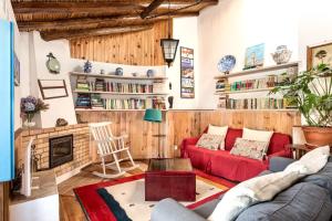 uma sala de estar com um sofá vermelho e uma lareira em Algarve, Quinta Estacao Alcantarilha - Casa 1 em Alcantarilha