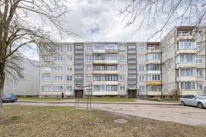 apartamentowiec z koszykówką przed nim w obiekcie Luminious apartment with balcony by Polo Apartments w Kownie