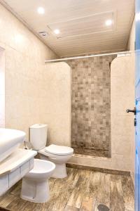 uma casa de banho com um WC, um lavatório e um chuveiro em Algarve, Quinta Estacao Alcantarilha - Casa 1 em Alcantarilha