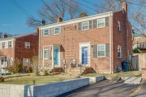 uma casa de tijolos vermelhos com uma porta azul em Pet-Friendly Alexandria Escape with Yard 8 Mi to DC em Alexandria