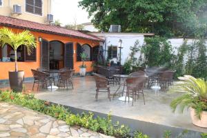 eine Terrasse mit vielen Stühlen und Tischen in der Unterkunft Pousada Lisamar in Mangaratiba
