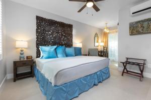 um quarto com uma cama grande e almofadas azuis em Shangri-La Springs em Bonita Springs