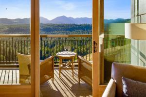 クレエルムにあるTHE BEST at SUNCADIA LODGE - EXECUTIVE RIVER VIEW SUITEの景色を望むバルコニー(テーブル、椅子付)