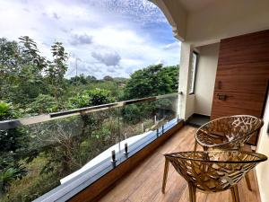 Hotel Anil Farmhouse Gir Jungle Resort的阳台或露台