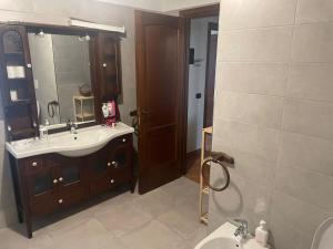 a bathroom with a sink and a mirror at Casa Gatti: villa con giardino con accesso indipendente in Rivanazzano