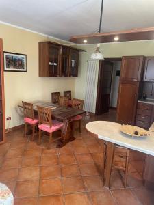 a kitchen and dining room with a table and chairs at Casa Gatti: villa con giardino con accesso indipendente in Rivanazzano