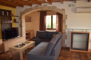 a living room with a couch and a tv at Casa L'Escala 31 in L'Escala