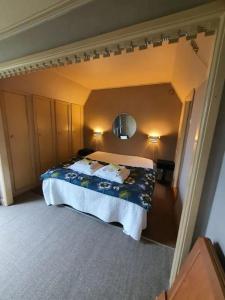 Tempat tidur dalam kamar di Lisebergs lyx Villa / Svenska Mässan / Ullevi