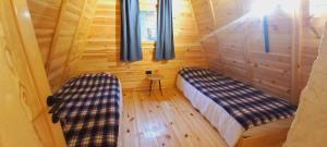 um pequeno quarto com duas camas num camarote em Vila Isidora em Berovo