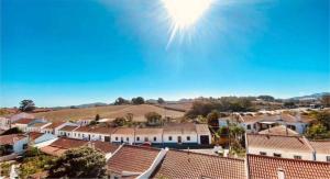 Vista ariale di un villaggio con tetti di Lugar do Sonho Guest House a Cercal