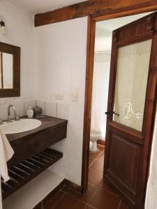 Casa BAUM في يربا بوينا: حمام مع حوض وحوض استحمام