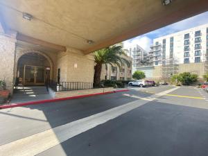 um parque de estacionamento vazio em frente a um edifício em Portside Inn & suites em San Pedro