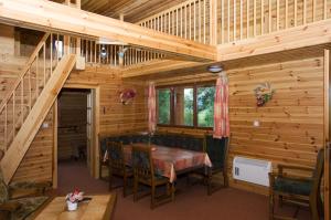 的住宿－chata Pohoda, chata Kvítek, chata Western，小木屋内的用餐室,设有木制天花板