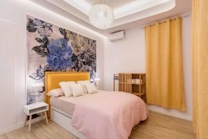 1 dormitorio con 1 cama y una pintura en la pared en Apartamento lujoso cercano al centro de Madrid en Madrid