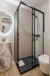 y baño con ducha, aseo y lavamanos. en Apartamento lujoso cercano al centro de Madrid en Madrid