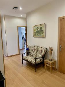 ein Wohnzimmer mit einem Sofa und einem Tisch in der Unterkunft Apartamento Mar Bella in Llastres