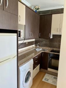 cocina con lavadora y fregadero en Apartamento Mar Bella en Lastres
