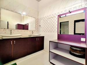 Hotel Anil Farmhouse Gir Jungle Resort的一间浴室