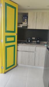 a yellow door in a kitchen with a counter at apartamento vacacional Salento Quindío in La Alameda