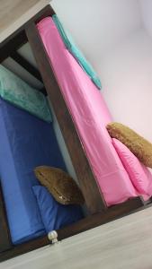 a wooden shelf with colorful pillows on a bed at apartamento vacacional Salento Quindío in La Alameda