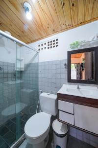 y baño con aseo, lavabo y ducha. en Pousada dos Coqueiros, en Porto de Galinhas