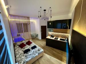 Zimmer mit einem Bett und einem Waschbecken. in der Unterkunft Ocean Black jacuzzi in Krakau