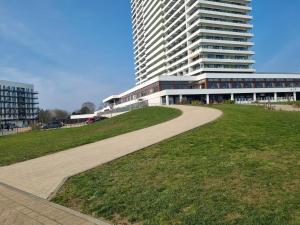 un grand bâtiment avec une passerelle devant un bâtiment dans l'établissement Gut-zu-Mir FeWo Maritim Travemünde, à Travemünde