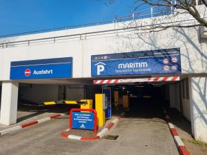 une entrée de parking avec un panneau de stationnement dans l'établissement Gut-zu-Mir FeWo Maritim Travemünde, à Travemünde 12 autres photos
