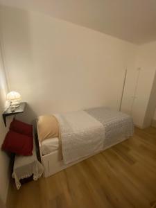 - une petite chambre avec un lit et du parquet dans l'établissement Summer's House, à Castelfranco Veneto
