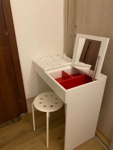 - un bureau blanc avec un miroir et un tabouret dans l'établissement Summer's House, à Castelfranco Veneto
